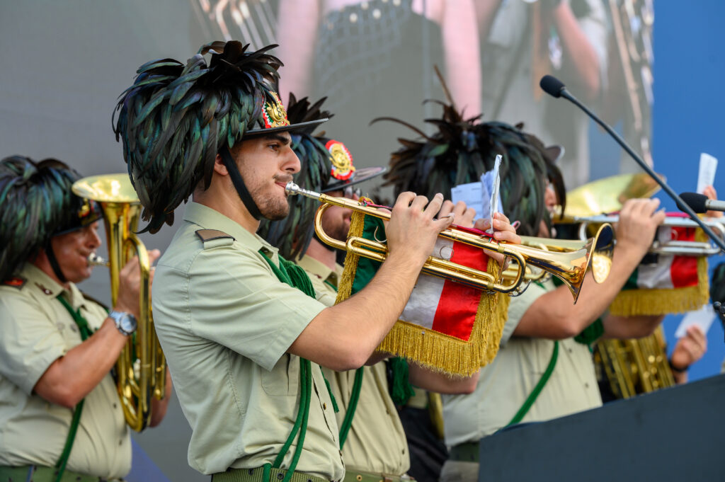 Questa immagine ha l'attributo alt vuoto; il nome del file è 22-Tour-Mondiale-Vespucci-Villaggio-Italia-Darwin-Fanfara-del-8%C2%B0-Reggimento-Bersaglieri-della-Brigata-Bersaglieri-Garibaldi-dellEsercito-Italiano-1-1024x681.jpg