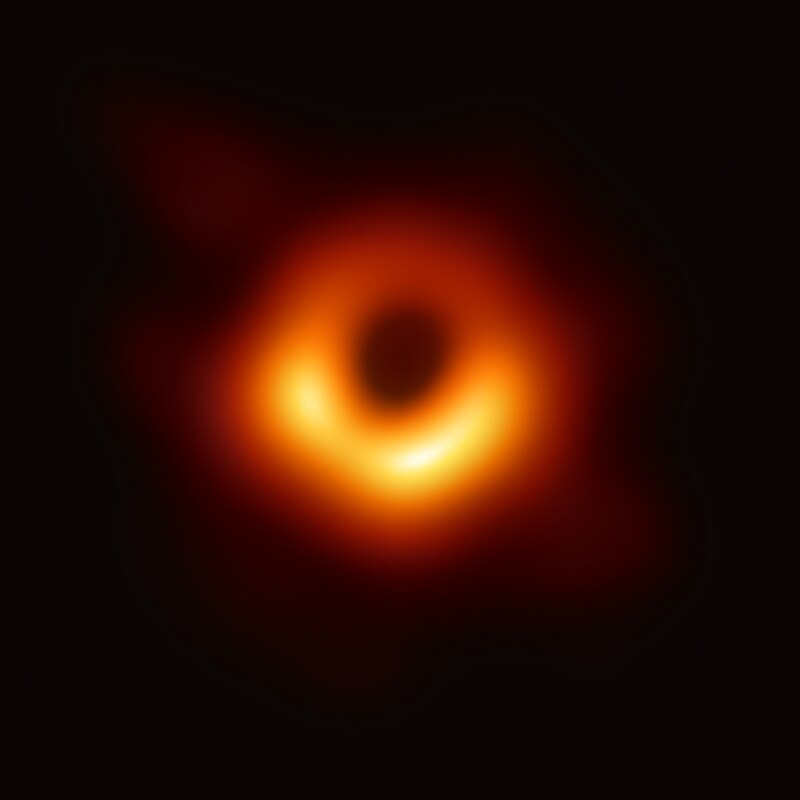 Questa immagine ha l'attributo alt vuoto; il nome del file è Black_hole_-_Messier_87_crop_max_res.jpg