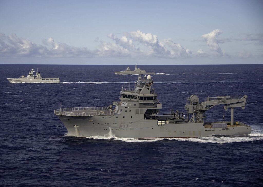 Questa immagine ha l'attributo alt vuoto; il nome del file è HMNZS_Manawanui_A09_maneuver_in_formation_with_other_navy_ships_of_countries_during_RIMPAC_2020_-_3-1024x731.jpg