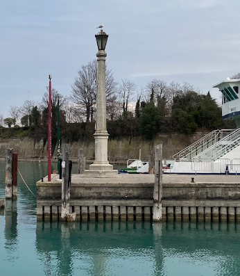 Questa immagine ha l'attributo alt vuoto; il nome del file è Il-fanale-del-molo-Da-Google-maps.png