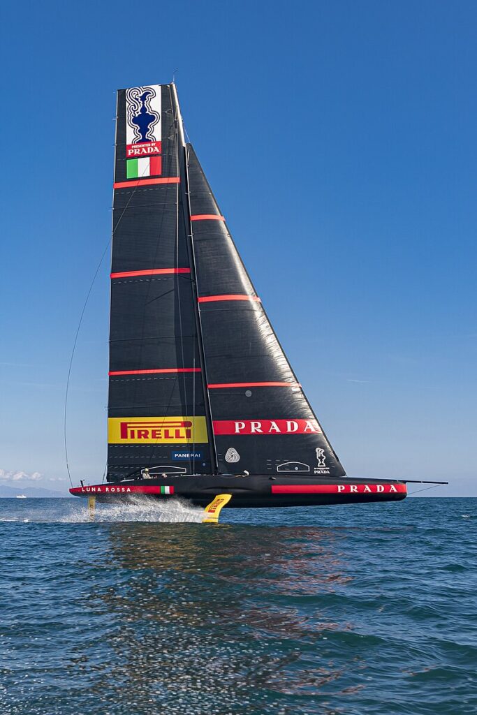 Questa immagine ha l'attributo alt vuoto; il nome del file è Luna-rossa-prada-pirelli-vela-683x1024.jpg