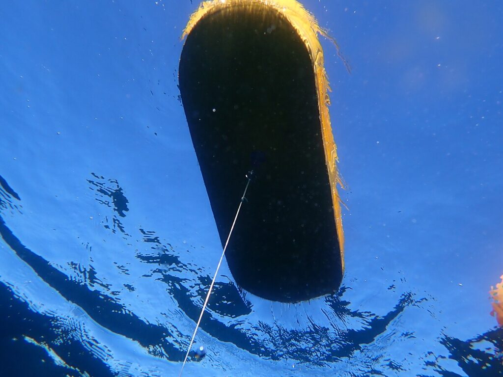 Questa immagine ha l'attributo alt vuoto; il nome del file è Surface_marker_buoy_indicating_the_underwater_position_of_a_scuba_diver_P7210133-1-1024x768.jpg