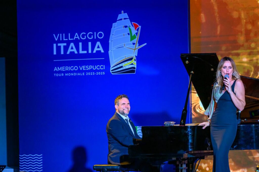 Questa immagine ha l'attributo alt vuoto; il nome del file è Tour-Vespucci-Villaggio-Italia-Singapore-Serena-Autieri-in-concerto-6-1024x682.jpg