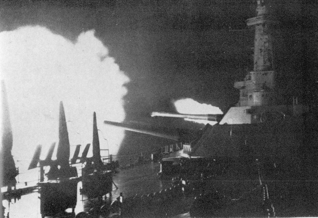 Questa immagine ha l'attributo alt vuoto; il nome del file è USS_Washington_BB-56_firing_during_the_Second_Naval_Battle_of_Guadalcanal_14_November_1942.jpg