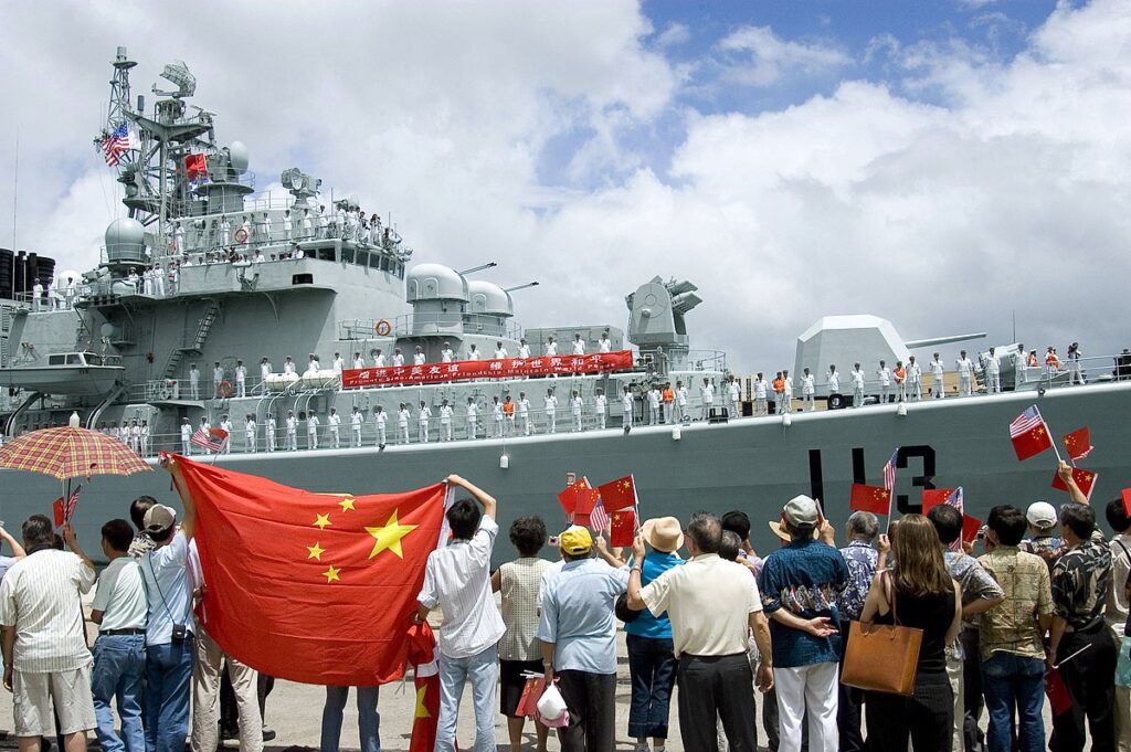 Questa immagine ha l'attributo alt vuoto; il nome del file è US_Navy_060906-N-4856G-040_Local_spectators_wave_aloha_to_the_Chinese_Navy_destroyer_Qingdao_DDG_113_while_mooring_at_the_pier_in_Pearl_Harbor-1024x681.jpg