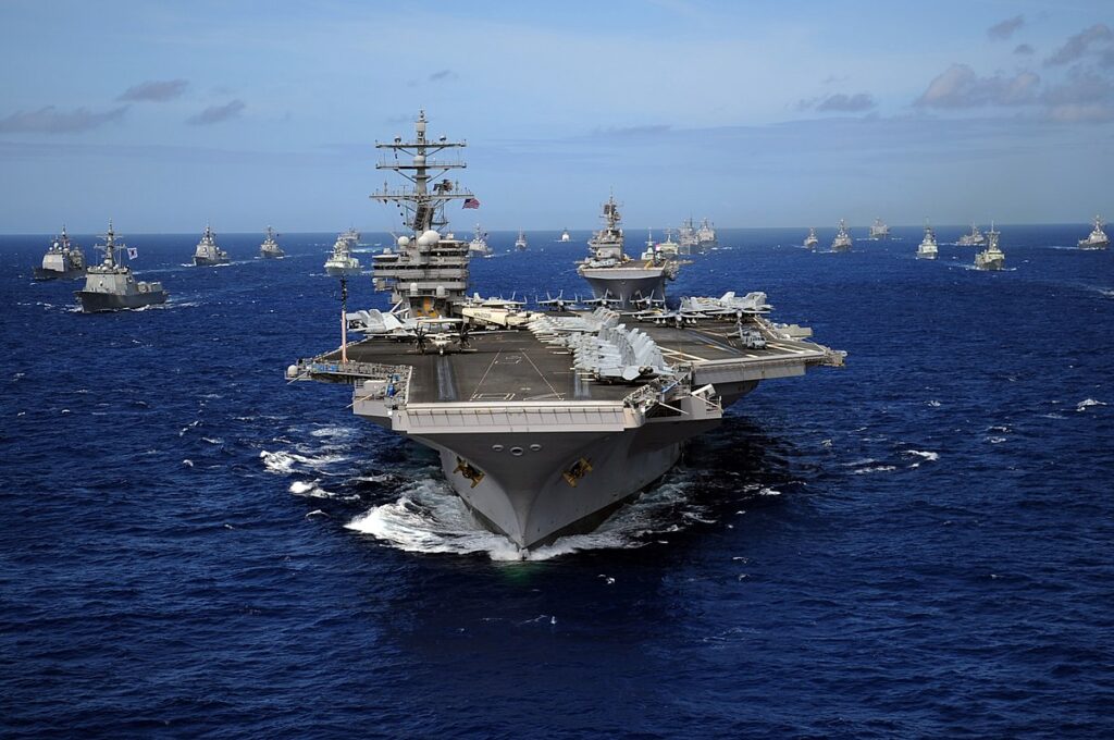 Questa immagine ha l'attributo alt vuoto; il nome del file è US_Navy_100724-N-9500T-336_The_Nimitz-class_aircraft_carrier_USS_Ronald_Reagan_CVN_76_leads_a_formation_of_ships_from_Korea_Taiwan_Japan_Singapore_France_Canada_Australia_and_the_U-1024x680.jpg
