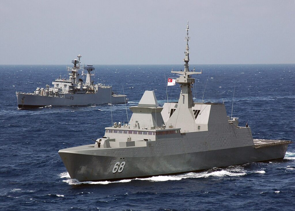 Questa immagine ha l'attributo alt vuoto; il nome del file è marina-singapore-RSS_Formidable_68_and_INS_Brahmaputra_F_31-1024x731.jpg