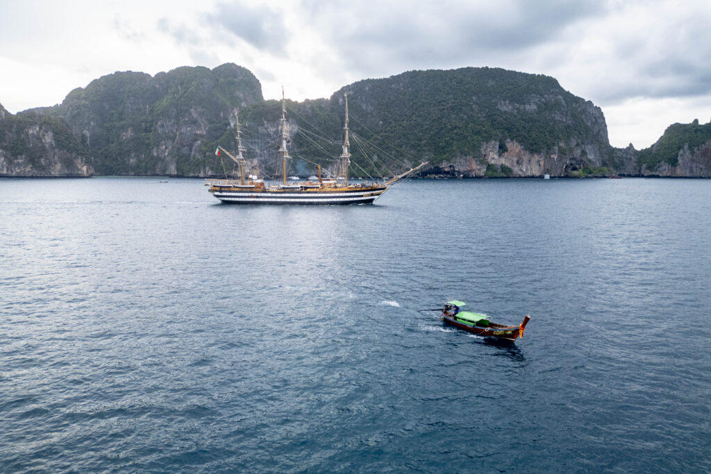 Questa immagine ha l'attributo alt vuoto; il nome del file è 20241104-Nave-Vespucci-Drone-Navigazione-Phuket-DJI_0094-1024x683.jpg