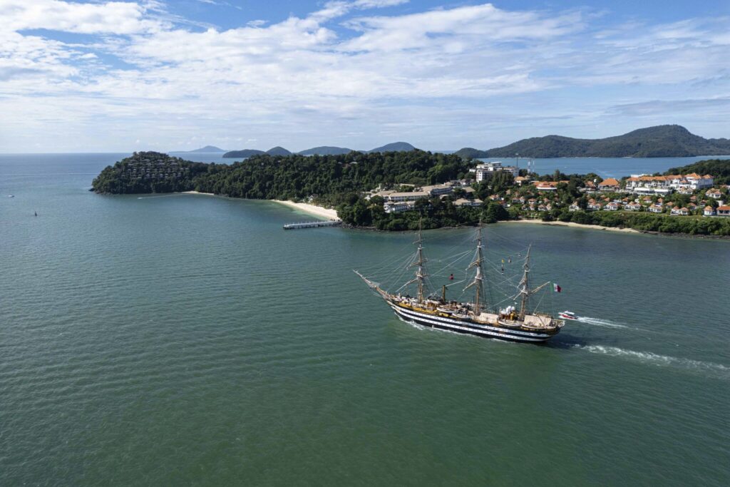 Questa immagine ha l'attributo alt vuoto; il nome del file è vespucci-in-partenza-da-Phuket-1024x683.jpg