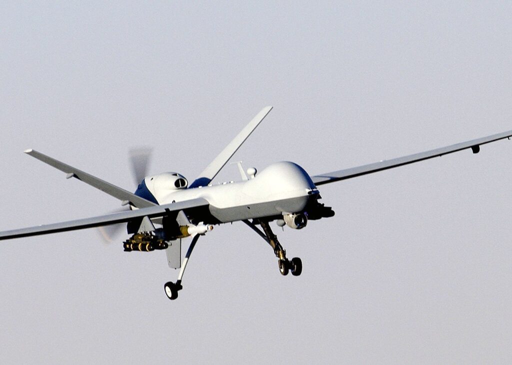 Questa immagine ha l'attributo alt vuoto; il nome del file è 1280px-MQ-9_Reaper_in_flight_2007-1024x731.jpg