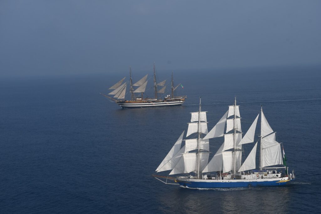 Questa immagine ha l'attributo alt vuoto; il nome del file è Amerigo-Vespucci-sailing-alongside-Indian-Navy-ship-Tarangini-11-1024x683.jpg
