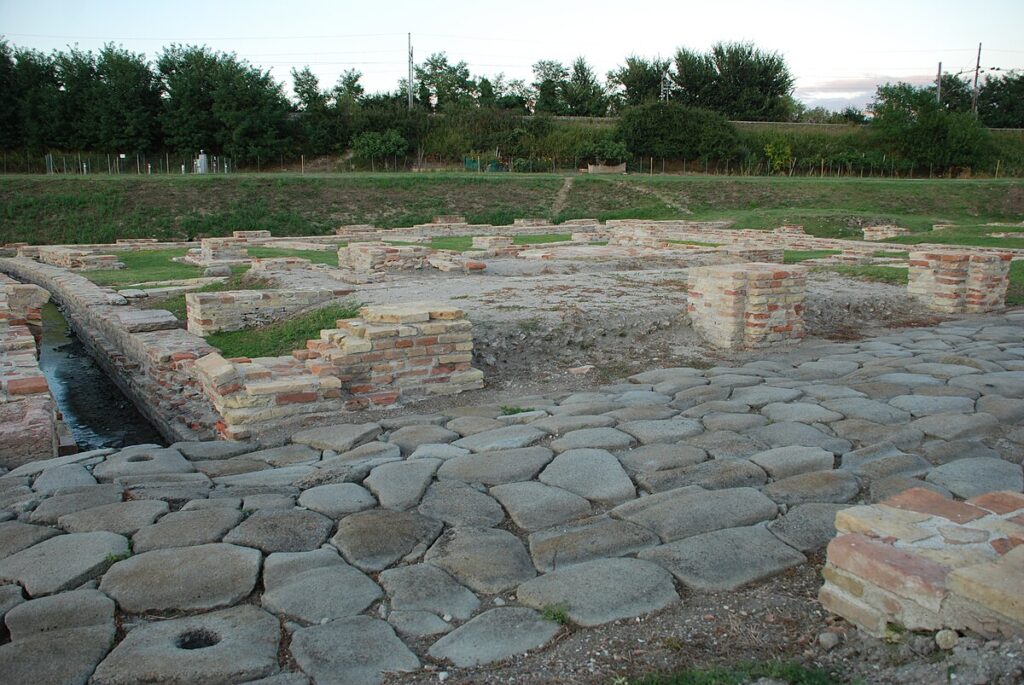 Questa immagine ha l'attributo alt vuoto; il nome del file è Classe_harbour_archaeological_site_street_and_walls-1024x685.jpg
