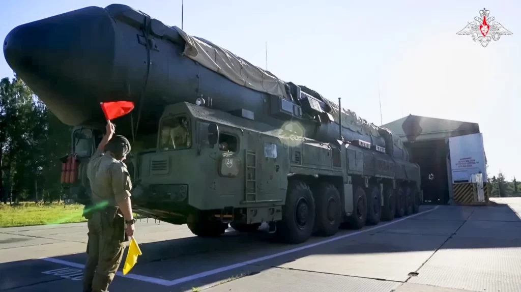 Questa immagine ha l'attributo alt vuoto; il nome del file è RUSSIAN-RS-24-YARS-STRATEGIC-MISSILE-LAUNCHER-RUSSIANN-DEF-MIN-PRESS-SERVICE-1024x574.webp