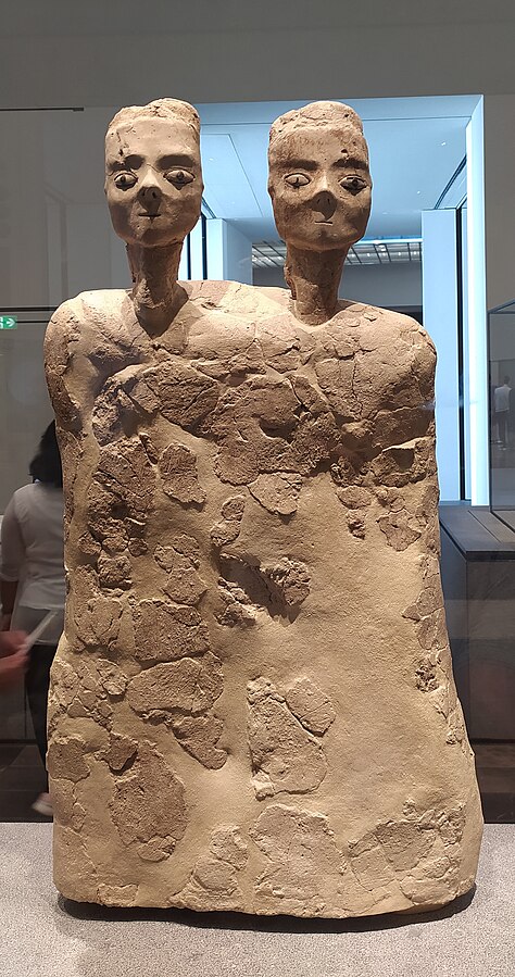 Questa immagine ha l'attributo alt vuoto; il nome del file è Statue_from_Ain_Ghazal_in_Louvre_Abu_Dhabi.jpg