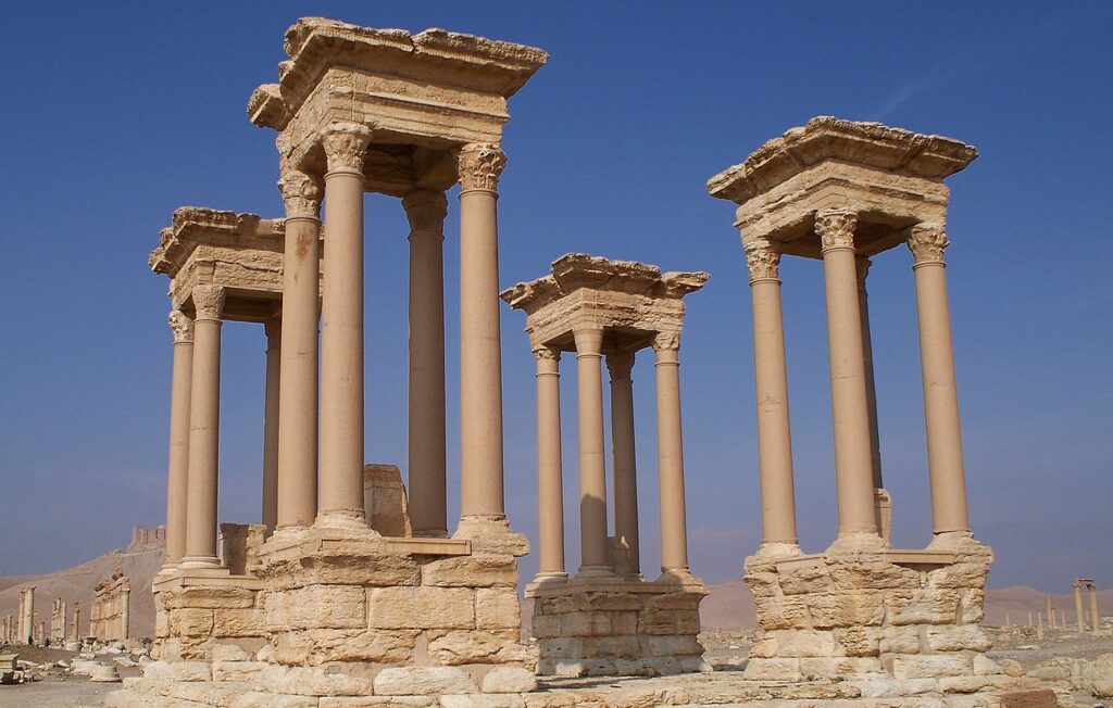 Questa immagine ha l'attributo alt vuoto; il nome del file è Tetrapylon_Palmyra-1024x652.jpg