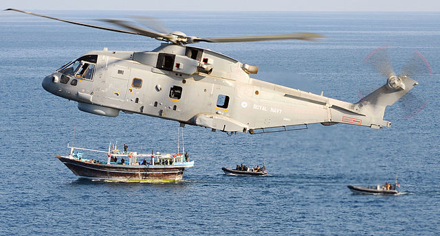 Questa immagine ha l'attributo alt vuoto; il nome del file è 640px-A_Royal_Navy_Merlin_Helicopter_Provides_Cover_for_Royal_Marines_19-10-2009_MOD_45151657.jpg