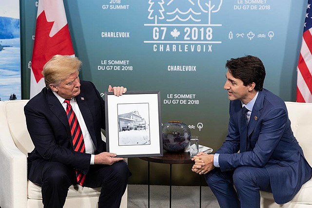 Questa immagine ha l'attributo alt vuoto; il nome del file è 640px-Donald_Trump_receives_a_gift_from_Justin_Trudeau_in_Canada_-_2018.jpg