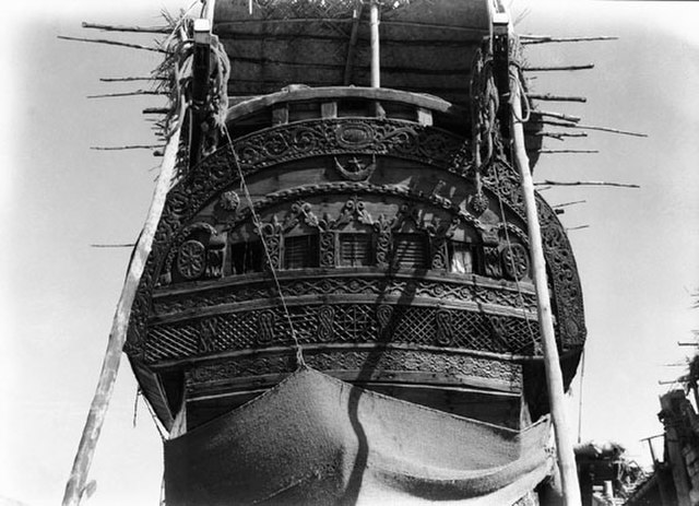 Questa immagine ha l'attributo alt vuoto; il nome del file è Dhow_-_ornate_stern.jpg