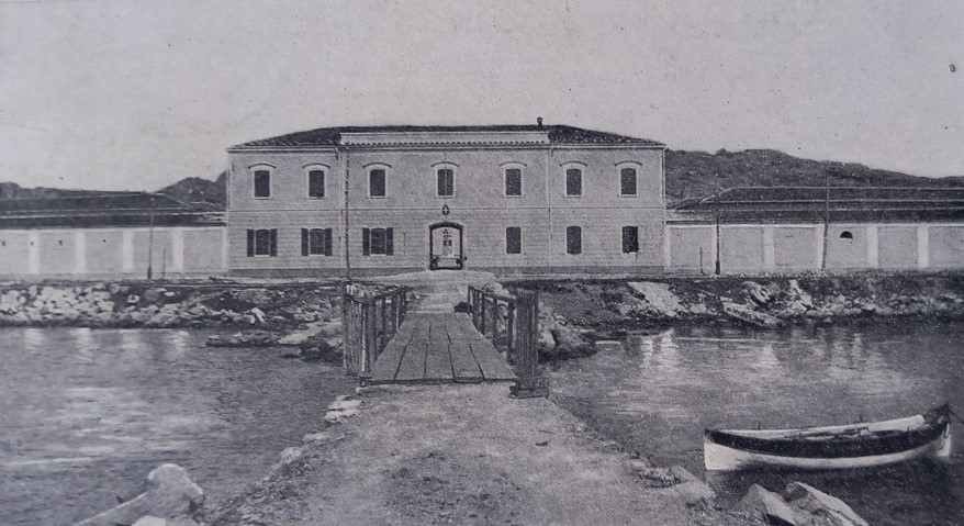 Questa immagine ha l'attributo alt vuoto; il nome del file è La-Maddalena-caserma-Faravelli-1903-da-cartolina-dellepoca.jpg