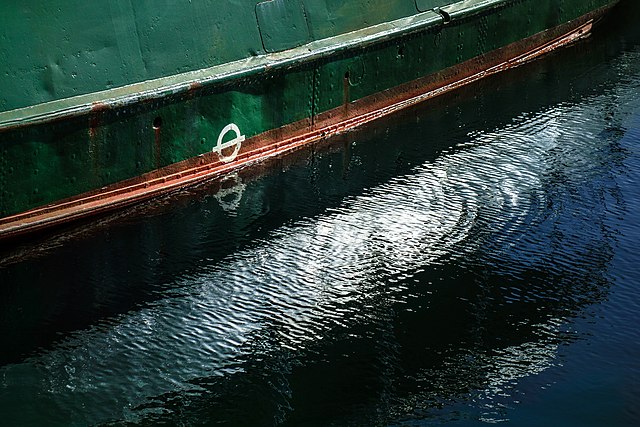 Questa immagine ha l'attributo alt vuoto; il nome del file è Plimsoll_mark_on_tugboat_Harry_in_Lysekil_harbor_1.jpg