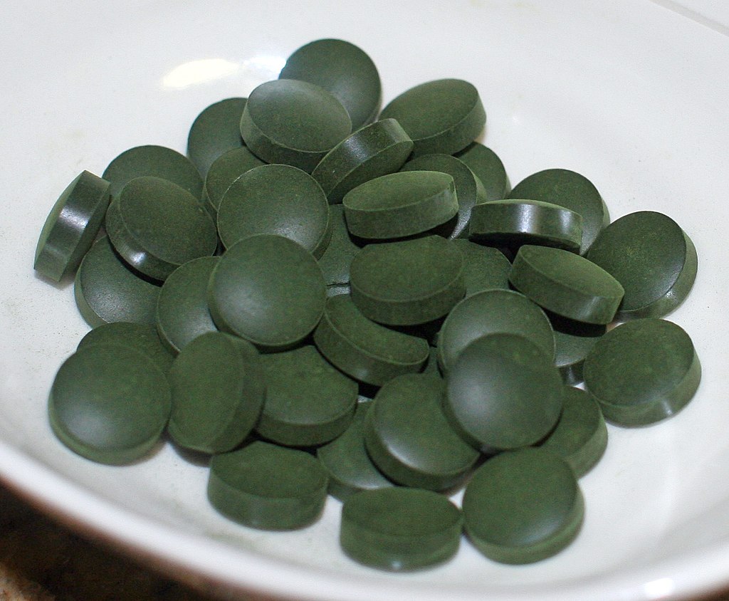 Questa immagine ha l'attributo alt vuoto; il nome del file è Spirulina_tablets.jpg