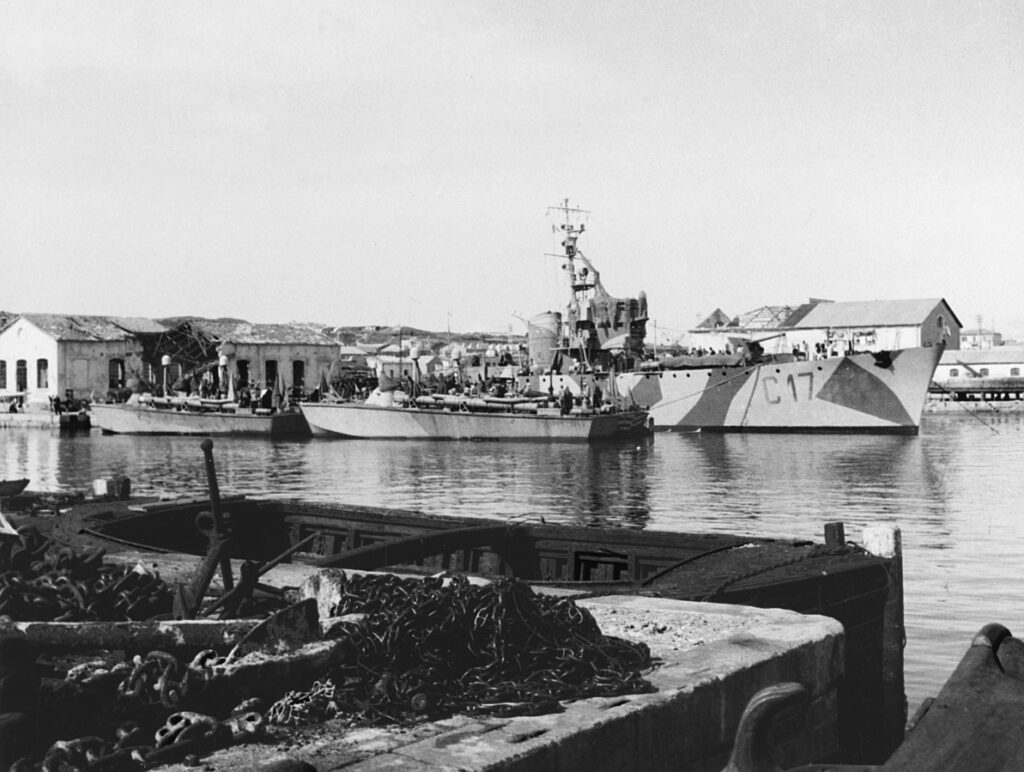 Questa immagine ha l'attributo alt vuoto; il nome del file è U.S._Navy_PT_boats_at_La_Maddalena_Sardinia_Italy_with_the_Italian_corvette_Ibis_C_17_circa_in_late_1943_NH_44305-1024x772.jpg