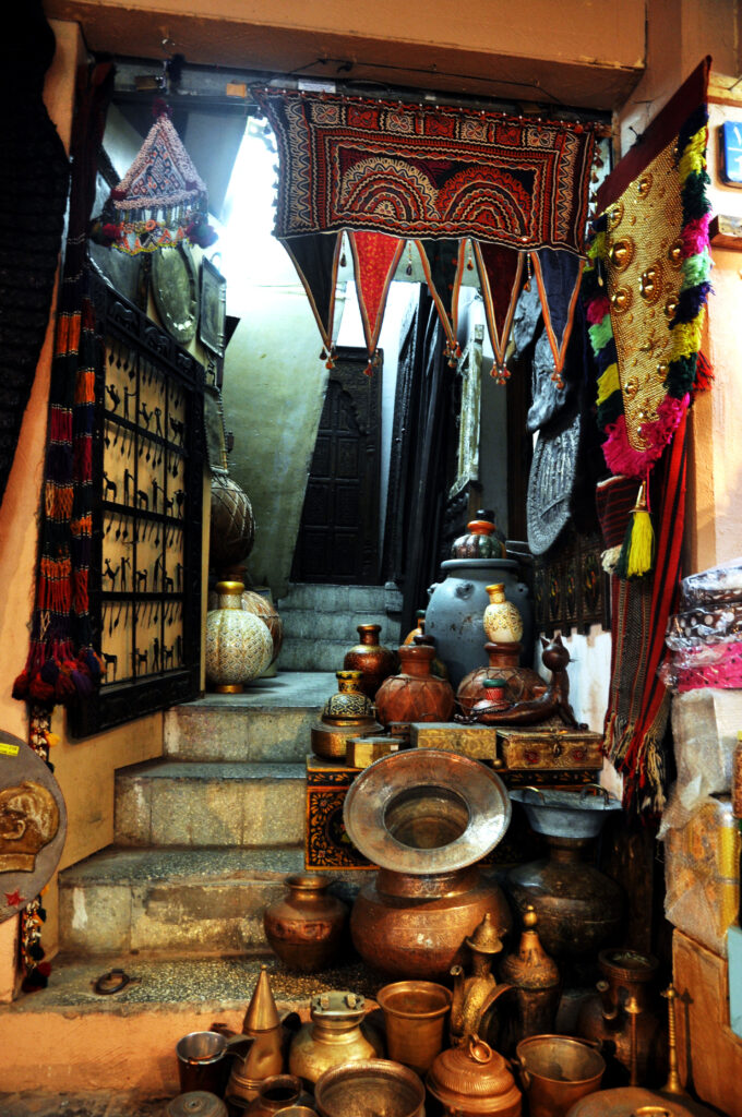 Questa immagine ha l'attributo alt vuoto; il nome del file è bazar-muscat-Oman-12-680x1024.jpg