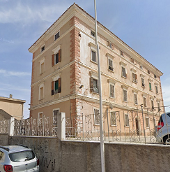 Questa immagine ha l'attributo alt vuoto; il nome del file è la-maddalena-alloggi-ufficiali.png