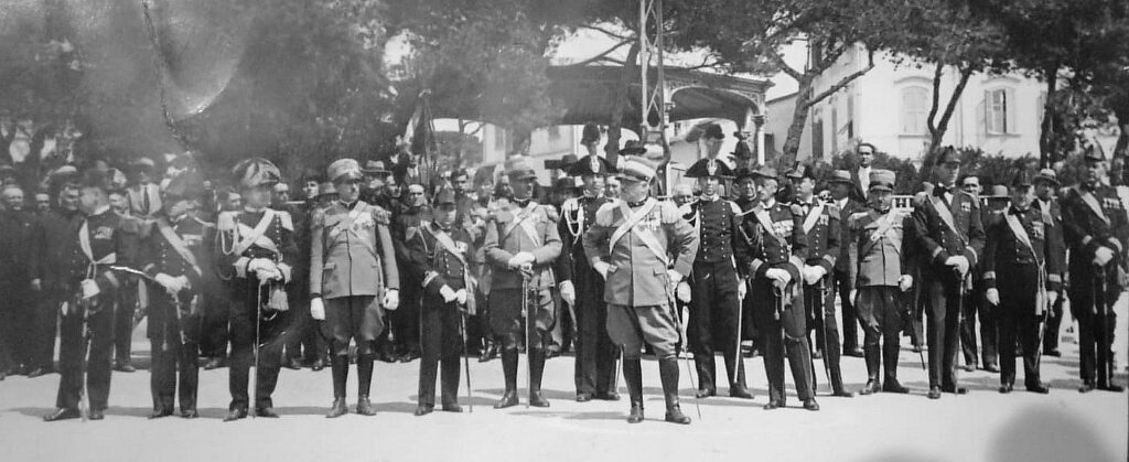 Questa immagine ha l'attributo alt vuoto; il nome del file è la-maddalena-cerimonia-davanti-allammiragliato-anni-20-coll-autore-1024x419.jpg