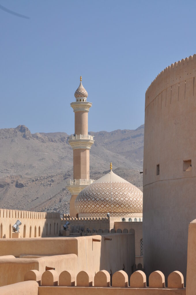 Questa immagine ha l'attributo alt vuoto; il nome del file è nizwa-207-680x1024.jpg