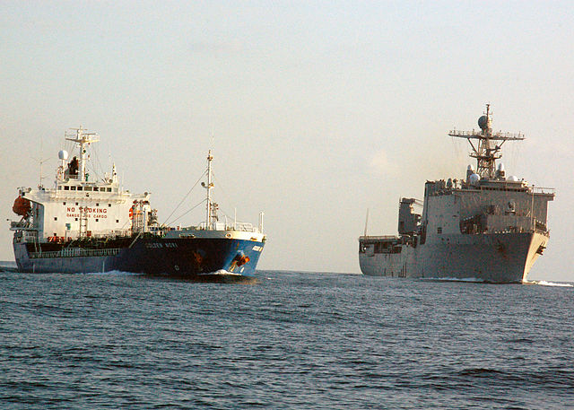 Questa immagine ha l'attributo alt vuoto; il nome del file è 640px-US_Navy_071215-N-5576D-001_Merchant_vessel_Golden_Nori_transits_under_the_escort_of_the_dock_landing_ship_USS_Whidbey_Island_LSD_41.jpg