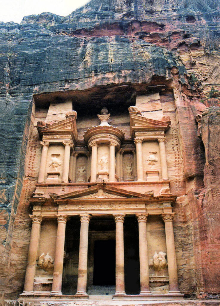 Questa immagine ha l'attributo alt vuoto; il nome del file è Petra-2-737x1024.jpg