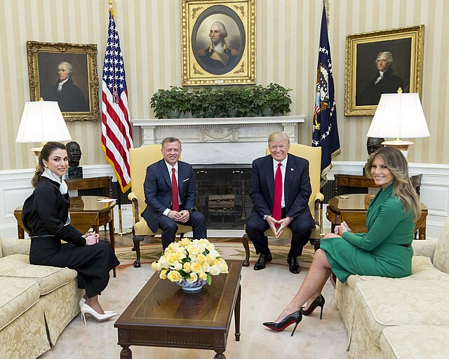 Questa immagine ha l'attributo alt vuoto; il nome del file è Queen_Rania_and_King_Abdullah_II_of_Jordan_Donald_and_Melania_Trump_in_the_Oval_Office_April_2017.jpg