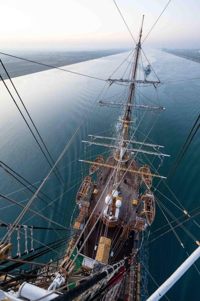 Questa immagine ha l'attributo alt vuoto; il nome del file è vespucci-suez-682x1024.jpg