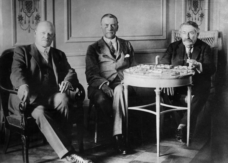 Questa immagine ha l'attributo alt vuoto; il nome del file è Bundesarchiv_Bild_183-R03618_Locarno_Gustav_Stresemann_Chamberlain_Briand.jpg