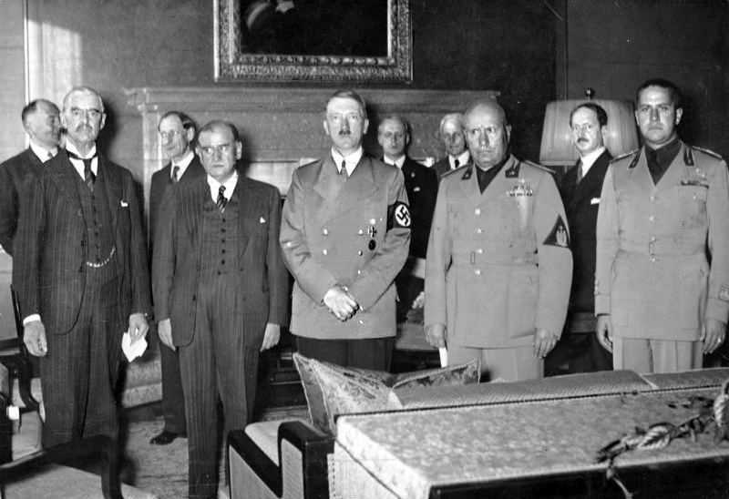 Questa immagine ha l'attributo alt vuoto; il nome del file è Bundesarchiv_Bild_183-R69173_Munchener_Abkommen_Staatschefs-1.jpg