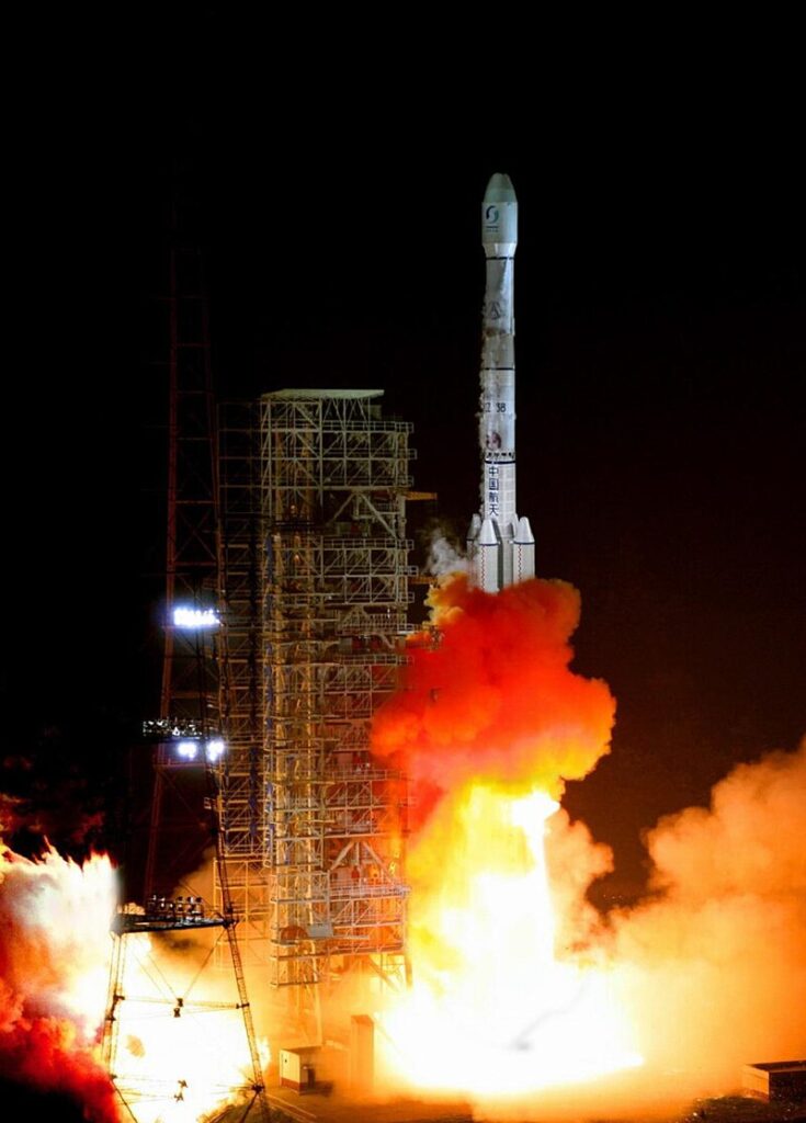 Questa immagine ha l'attributo alt vuoto; il nome del file è The_Launch_of_Long_March_3B_Rocket-735x1024.jpg