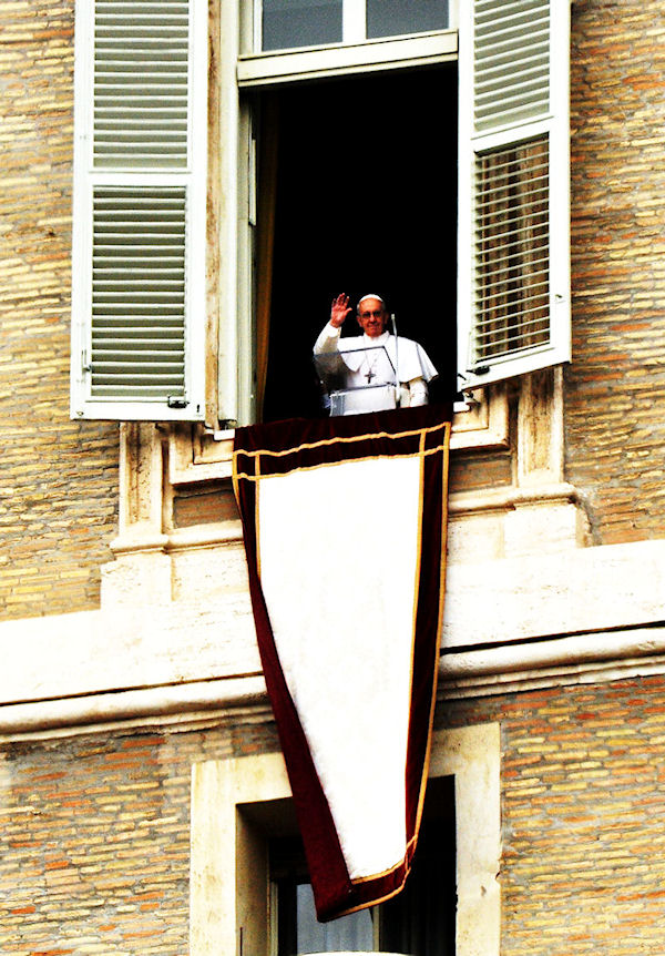 Questa immagine ha l'attributo alt vuoto; il nome del file è Papa-Francesco-DSC_0065-fb.jpg