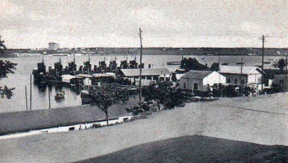 Questa immagine ha l'attributo alt vuoto; il nome del file è augusta-Le-prime-rudimentali-strutture-della-Marina-nella-Darsena-Vecchia.-In-primo-piano.jpg