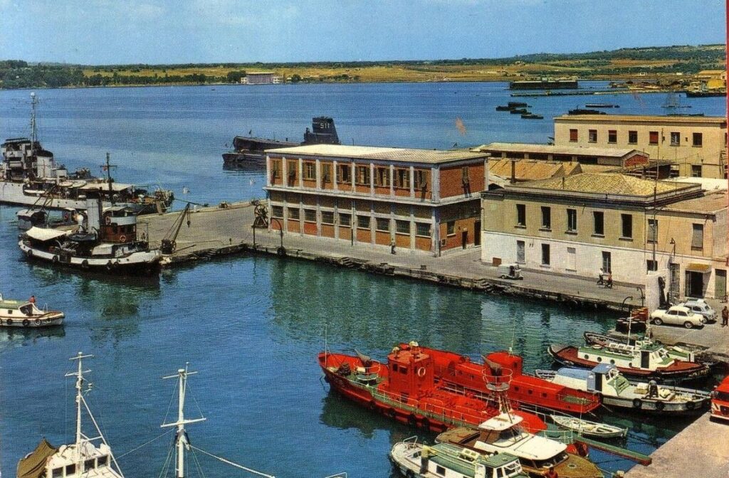 Questa immagine ha l'attributo alt vuoto; il nome del file è augusta-darsena-vecchia-anni-50-smg-tazzoli-1024x672.jpg