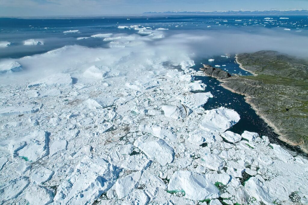 Questa immagine ha l'attributo alt vuoto; il nome del file è 023_Aerial_view_of_Jakobshavn_Glacier_at_Disko_Bay_Greenland_Photo_by_Giles_Laurent-1024x683.jpg
