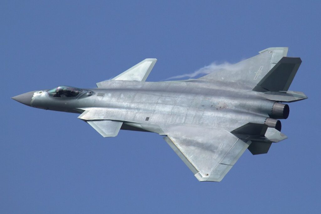Questa immagine ha l'attributo alt vuoto; il nome del file è 1200px-J-20_at_Airshow_China_2016-1024x683.jpg