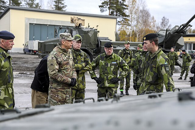 Questa immagine ha l'attributo alt vuoto; il nome del file è Army_General_Daniel_Hokanson_chief_of_the_National_Guard_Bureau_meets_with_the_Royal_Swedish_Army_and_other_officials_in_Sweden_in_October_2023_-_1_18.jpg