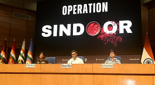 Questa immagine ha l'attributo alt vuoto; il nome del file è Operation_Sindoor_Press_Briefing.jpg