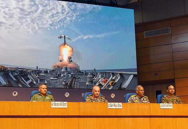 Questa immagine ha l'attributo alt vuoto; il nome del file è Operation_Sindoor_briefing_by_DGMO_Lieutenant_General_Rajiv_Ghai_Air_Marshal_AK_Bharti_DGAO_IAF_Vice_Admiral_AN_Pramod_and_Major_General_S.S._Sharda_to_the_media.jpg