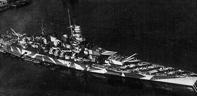 Questa immagine ha l'attributo alt vuoto; il nome del file è RN_Roma_at_La_Spezia_harbor_1943_1.jpg