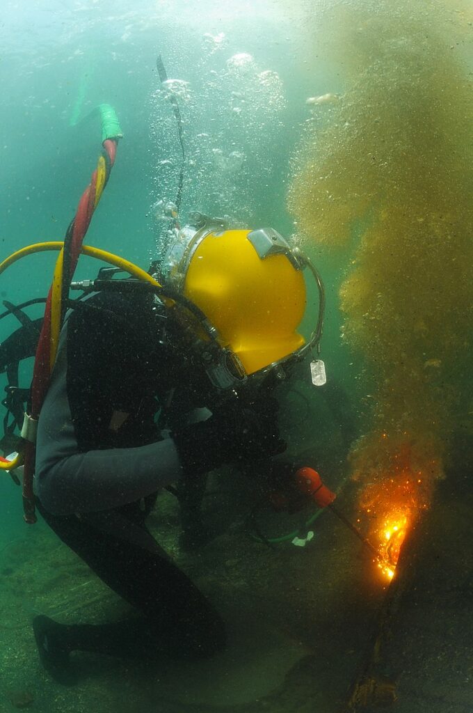 Questa immagine ha l'attributo alt vuoto; il nome del file è US_Navy_110804-N-XD935-475_Petty_Officer_Darin_Atkinson_uses_an_underwater_cutting_tool_to_cut_through_a_steel_beam_during_welding_operations-680x1024.jpg