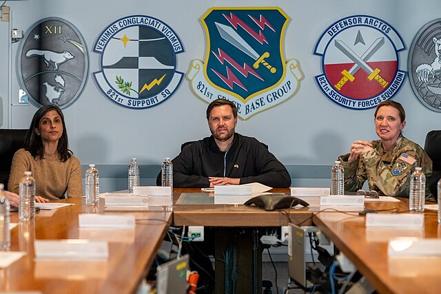 Questa immagine ha l'attributo alt vuoto; il nome del file è Vice_President_JD_Vance_visits_Pituffik_Space_Base_2025.jpg