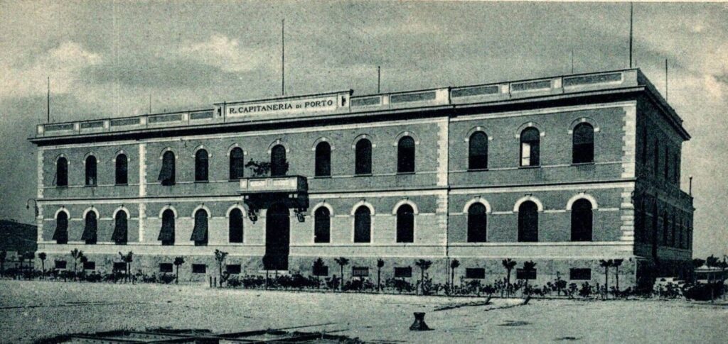 Questa immagine ha l'attributo alt vuoto; il nome del file è Capitaneria-di-porto-ancona-post-guerra-1024x485.jpg