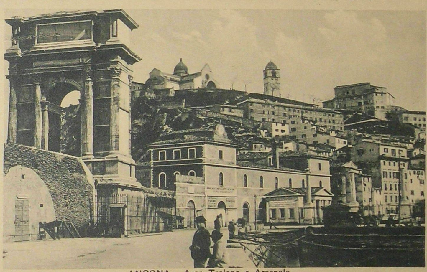 Questa immagine ha l'attributo alt vuoto; il nome del file è Lingresso-dell-arsenale-ancona.jpg